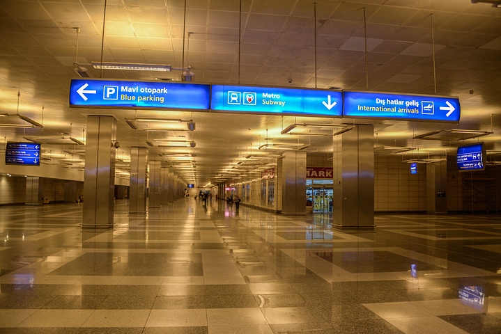 关于机场提前到达时间的建议，国内航班至少提前两小时抵达大兴国际机场。插图