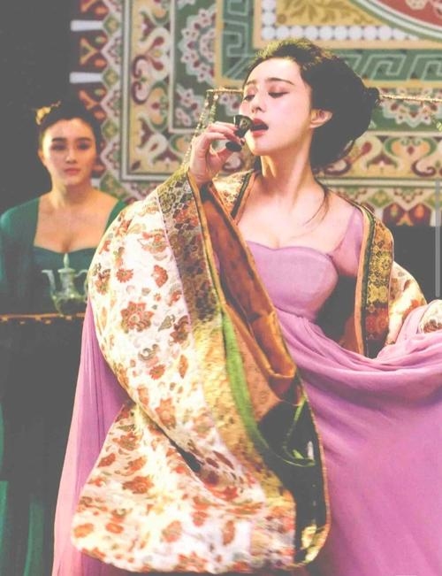 爱妃笑一个，宫廷中的情感与权力交织插图