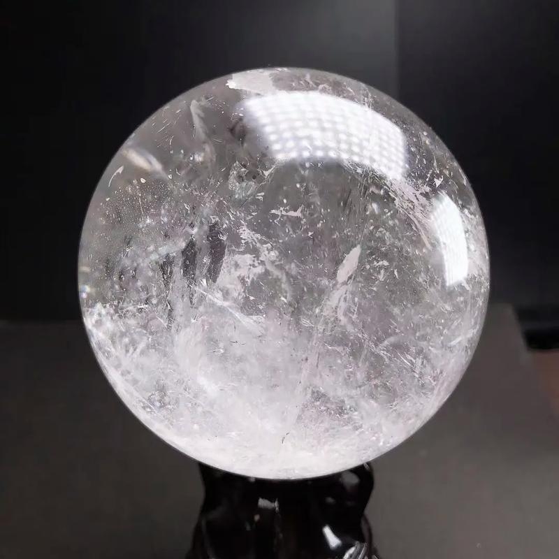 白水晶球,客厅西侧的镇宅之选,助你保平安、旺财运!插图 白水晶球,客厅西侧的镇宅之选,助你保平安、旺财运!插图