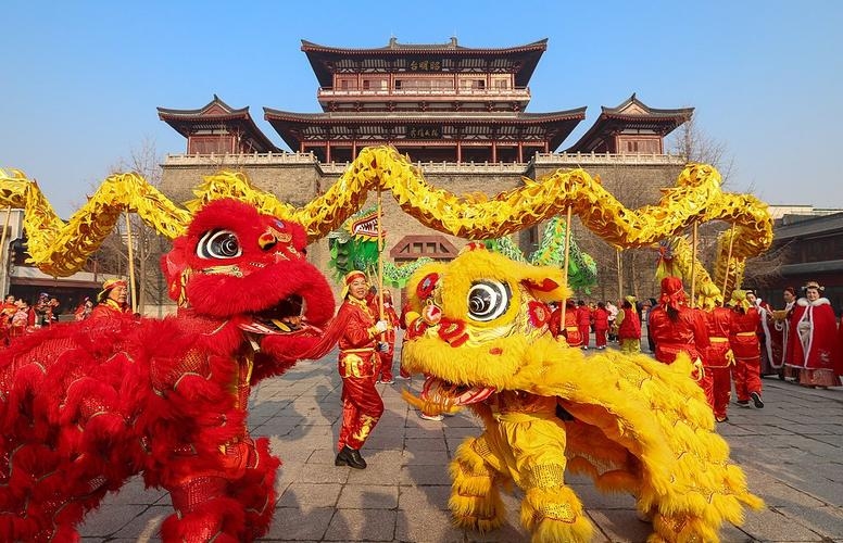 春节习俗多样，包括守岁、拜神祭祖等；还有扫尘和舞龙舞狮等传统活动。插图