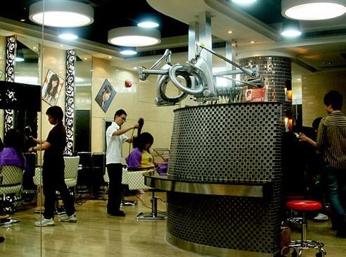 创意无限，美发店名字的艺术插图