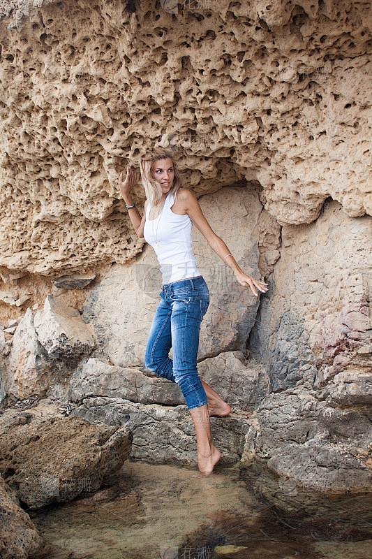 光身体的女人，探索自我与自然界的和谐共舞插图