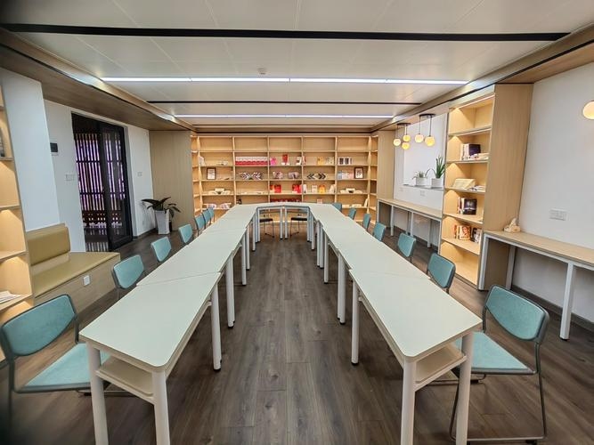 金都聊天室，一网式的社交新空间，让交流变得诗意插图