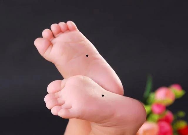 脚痣相图解，解读脚部痣的寓意与健康信号插图