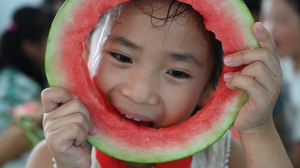 立秋习俗纷呈，飨味皆有不同；，咬秋/啃秋各异文化，晾晒柿物备粮仓。插图