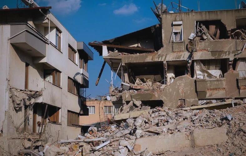 梦见房屋倒塌，内心不安的隐喻与自我反思插图