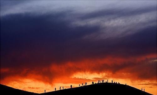 梦见河水上涨，夜幕中的惊鸿一瞥，是否预示着生活变迁？插图