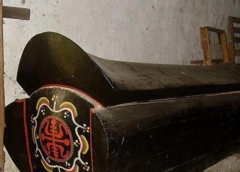 梦见死人躺在棺材里的启示插图 梦见死人躺在棺材里的启示插图