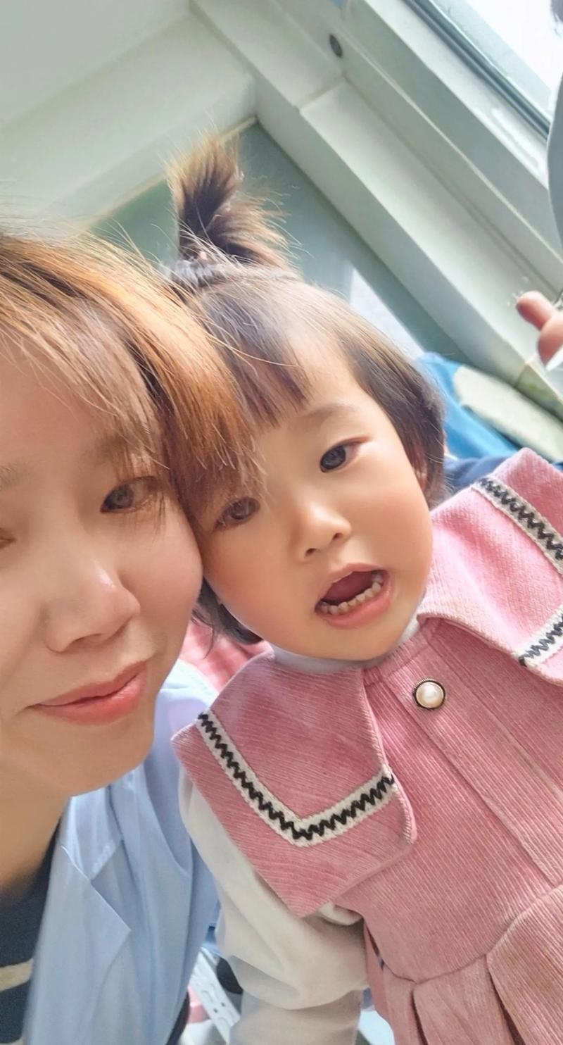 梦见收养小女孩，爱的瞬间与心灵的重生插图