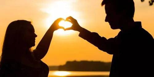 梦见他人追我，暗示需坚持与成功。插图