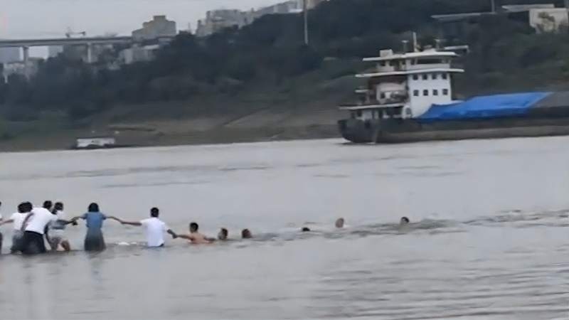 梦见小孩落水获救，寓意事业顺遂与内心纯真的双重考验插图