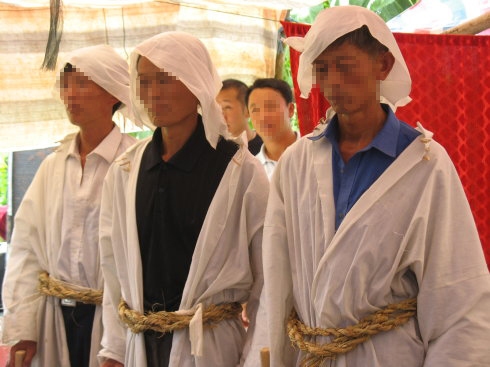 梦见披麻戴孝预示吉凶交织，需关注家人健康与情绪管理插图