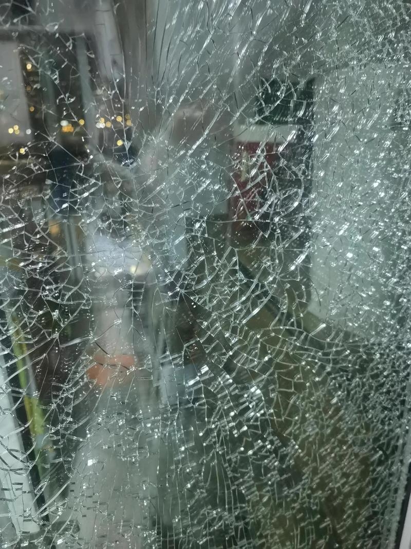 梦见玻璃碎了，梦境与现实交织的隐喻插图