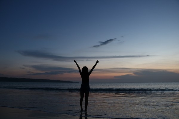 梦境中的公交穿梭，一场关于自由的静谧旅程插图