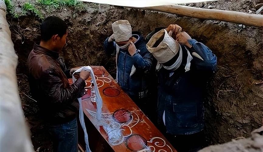 梦境之谜，梦见棺材里有死人的寓意插图