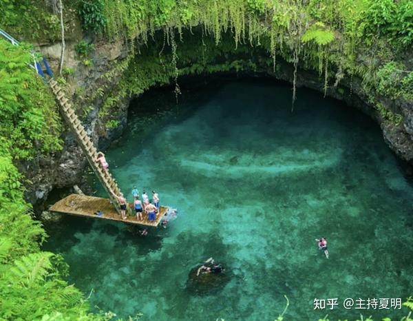 梦见在游泳池游泳，探索潜意识的海洋插图