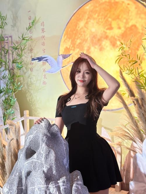 美女秀网盘，解锁珍贵数字世界的诗意体验插图