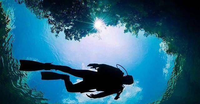 梦入水中常见，多因生男或心理担忧引发。插图