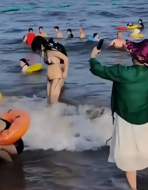 女子相亲中的脱衣秀身材现象插图