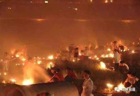 七月半鬼节出生的男孩，神秘与力量的象征插图