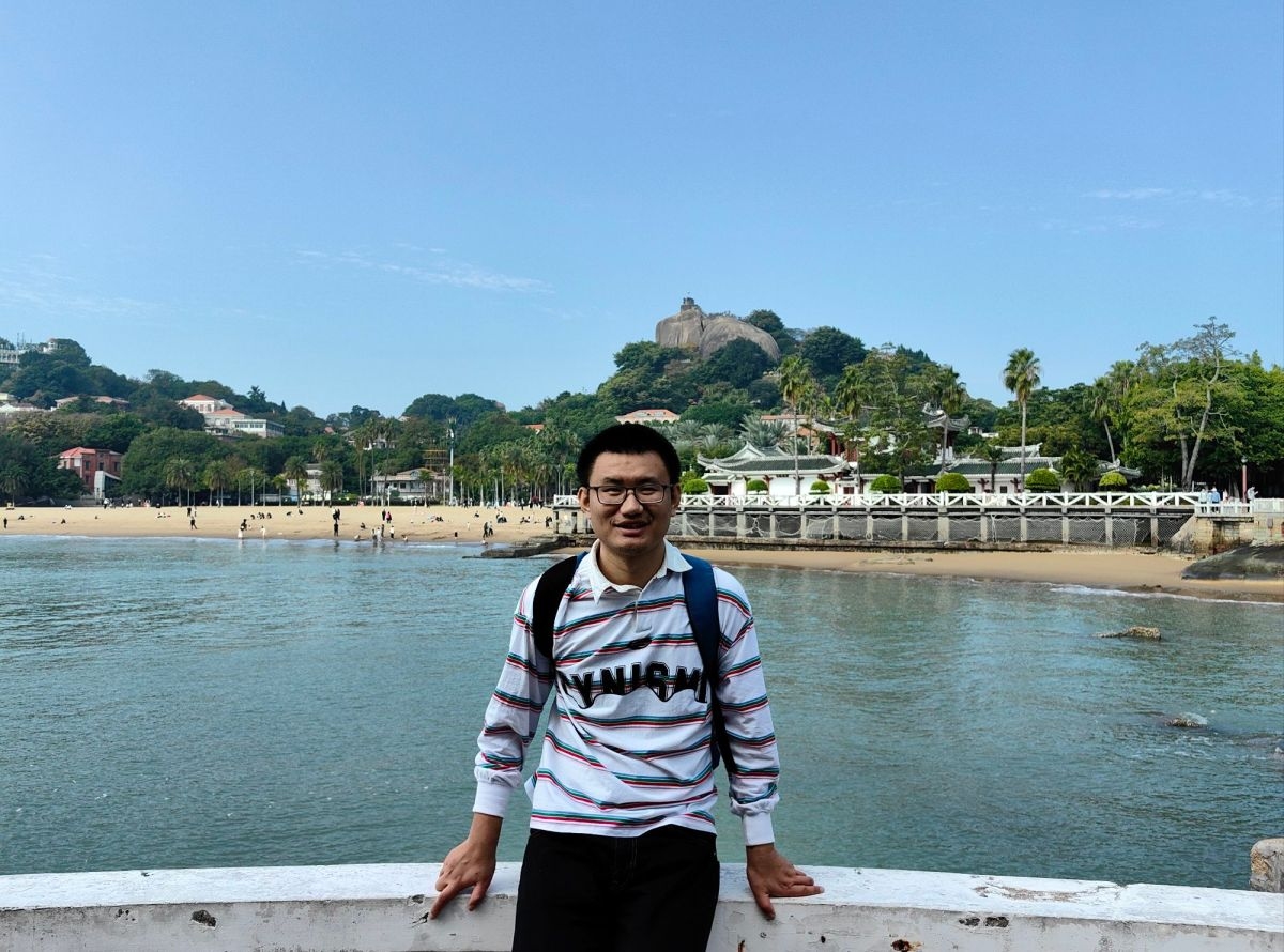 小桥流水，生肖蛇的静谧象征插图