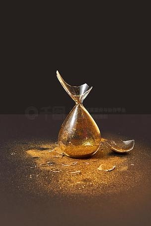 褪色回忆里的沙漏碎裂插图