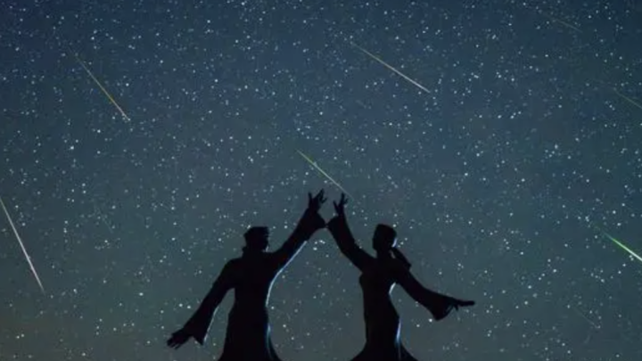 巨蟹座流星雨，细腻情感的绽放与奇幻之夜的浪漫插图