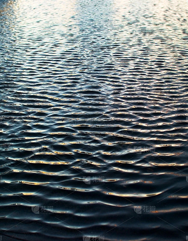 荡漾，水波轻柔起伏的动态美插图