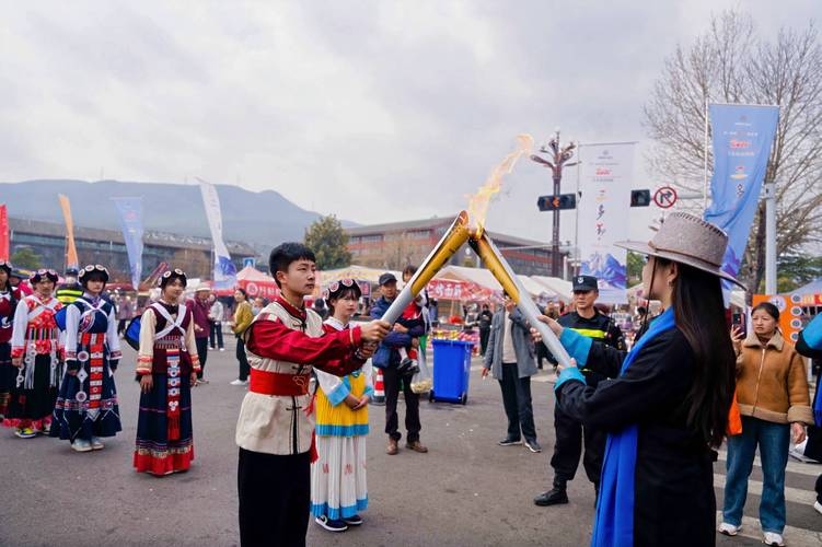 纳西族盛大节日，三朵节插图