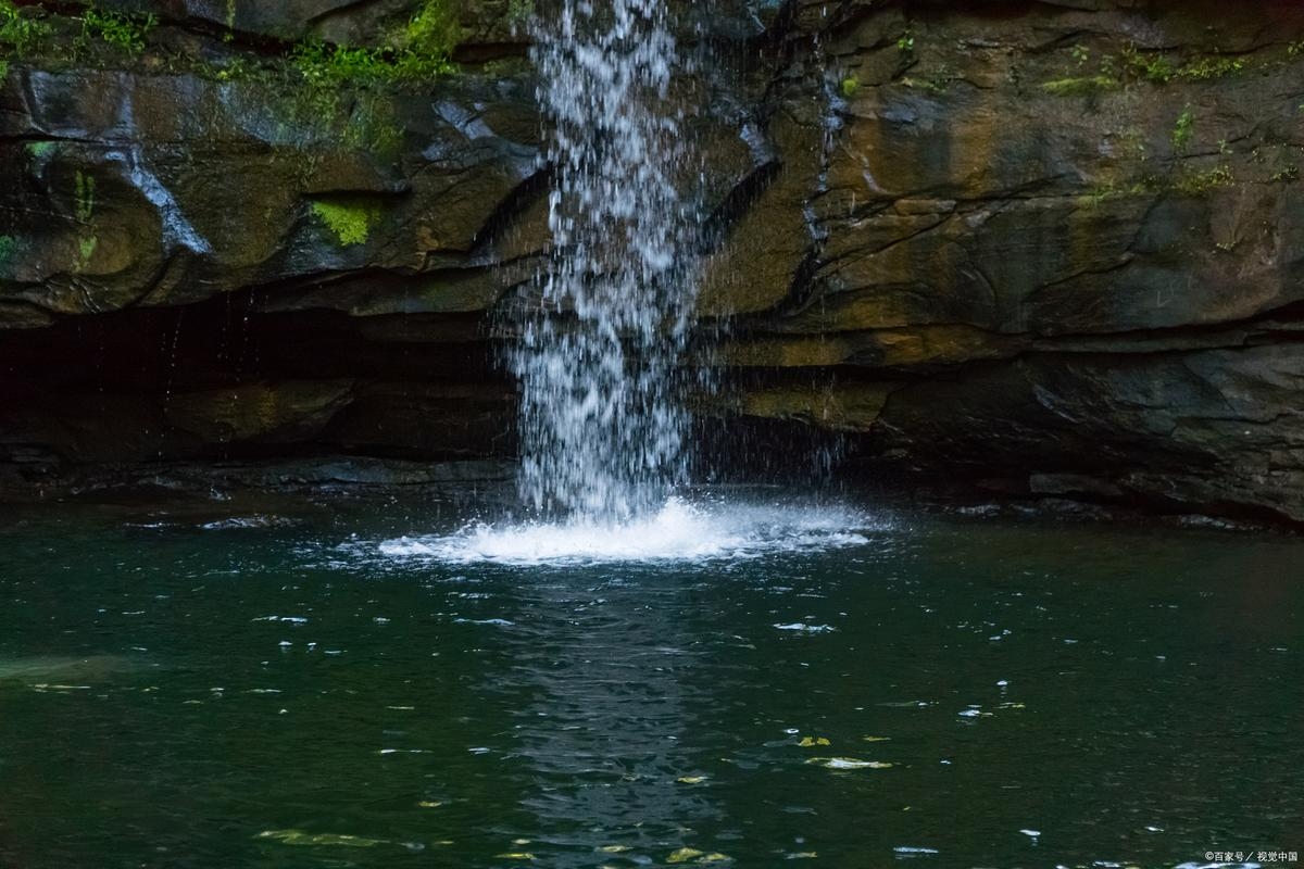 灵泉探秘，自然之美的神秘诠释插图