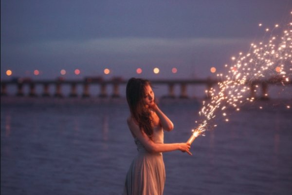 风景佳人夕红象征美好景色与迷人女子。，美景佳人夕阳红诗意描绘美丽景色与美人形象交融景象 。-新乐天