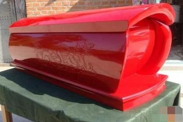 红色棺材象征财富与好运，梦见红棺材预示财运上升；孕妇梦见则可能预示生男。-新乐天