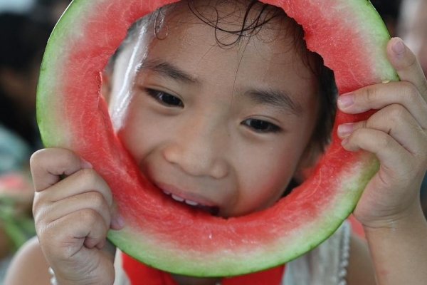 立秋习俗纷呈，飨味皆有不同；，咬秋/啃秋各异文化，晾晒柿物备粮仓。-新乐天