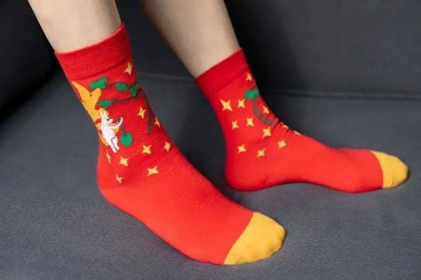 梦见穿红袜，预示积极心态与好运，生活事业皆顺遂。-新乐天