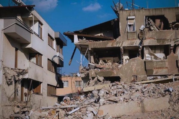 梦见房屋倒塌，内心不安的隐喻与自我反思-新乐天