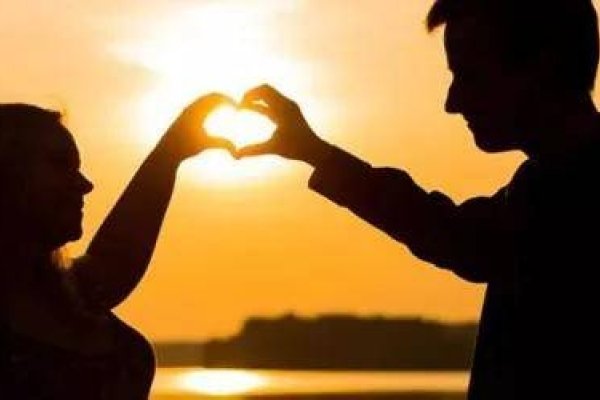 梦见他人追我，暗示需坚持与成功。-新乐天