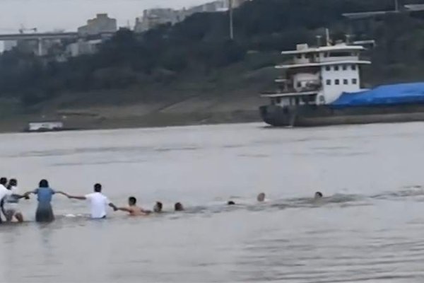 梦见小孩落水获救，寓意事业顺遂与内心纯真的双重考验-新乐天