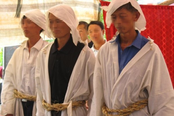 梦见披麻戴孝预示吉凶交织，需关注家人健康与情绪管理-新乐天