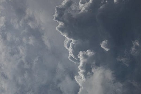 梦见乌云密布，预示挑战与机遇并存-新乐天