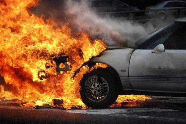 梦境中的惊险一刻，梦见自己的车着火-新乐天