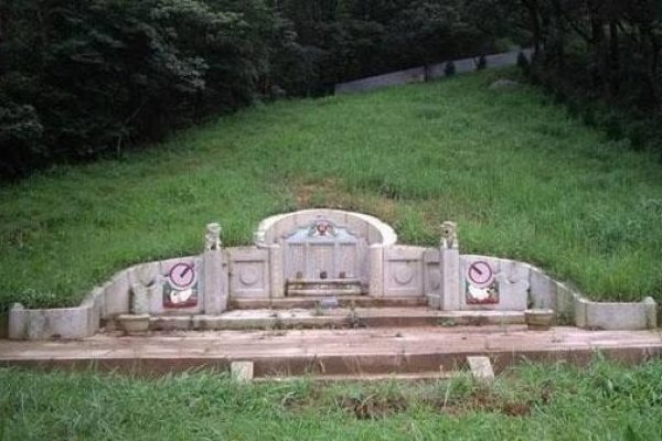 墓地禁忌，坟前慎放易腐食品-新乐天