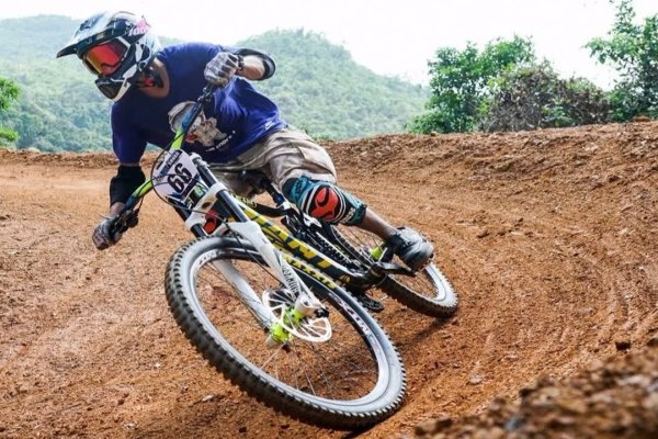 骑自行车下坡，速度与自由的交响曲-新乐天