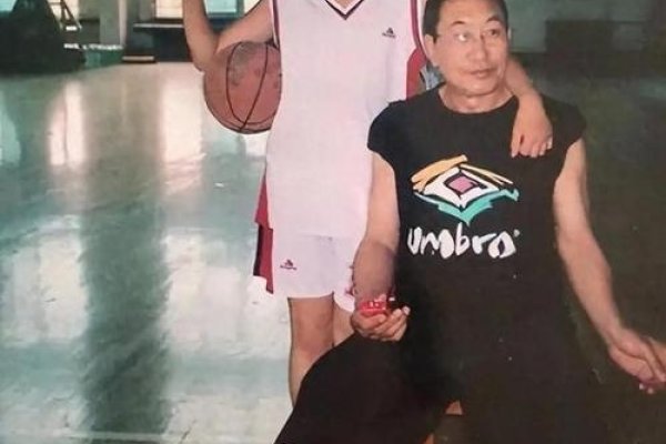 张隆，艺术界领军者，篮球国手两栖身份-新乐天